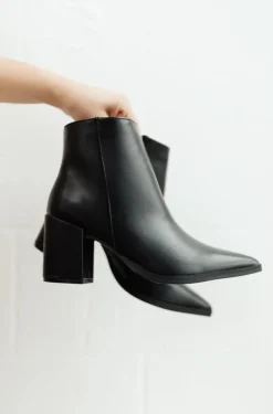 Amari Ankle Boots In Black