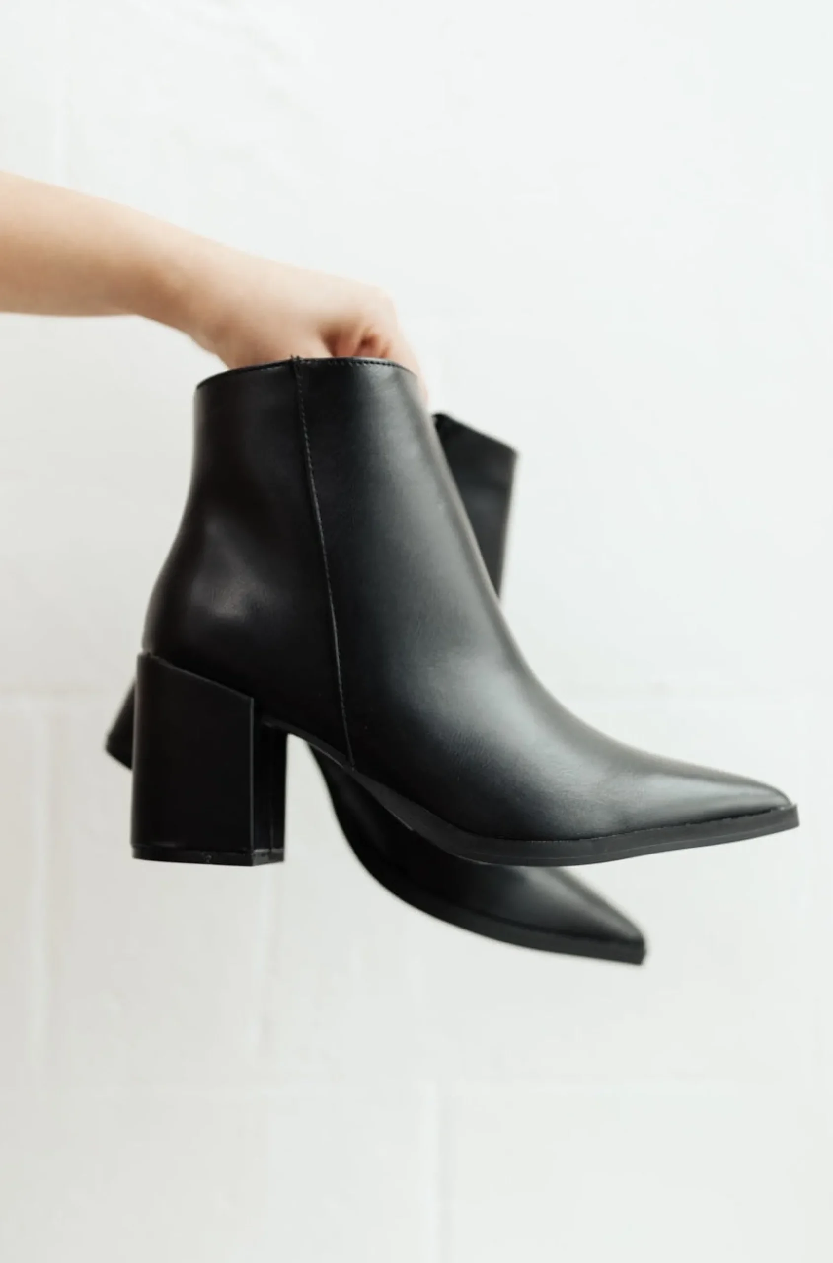 Amari Ankle Boots In Black