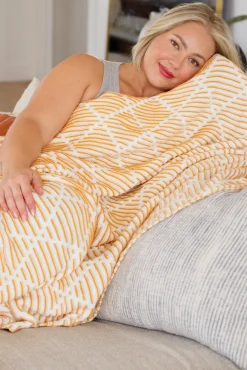 Everett Blanket Single Cuddle Size in Yellow