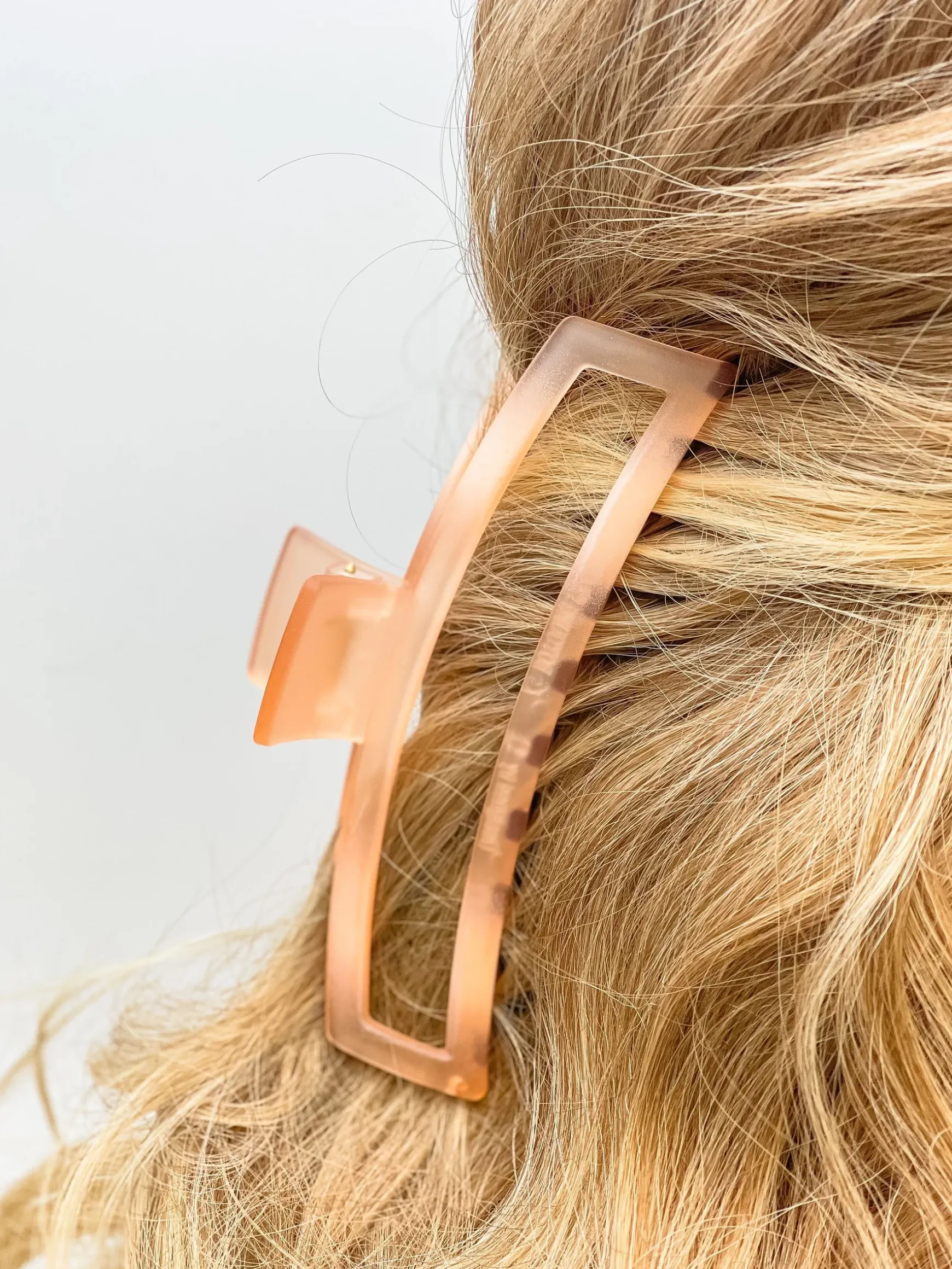 Giant Frosted Claw Clip - Peach