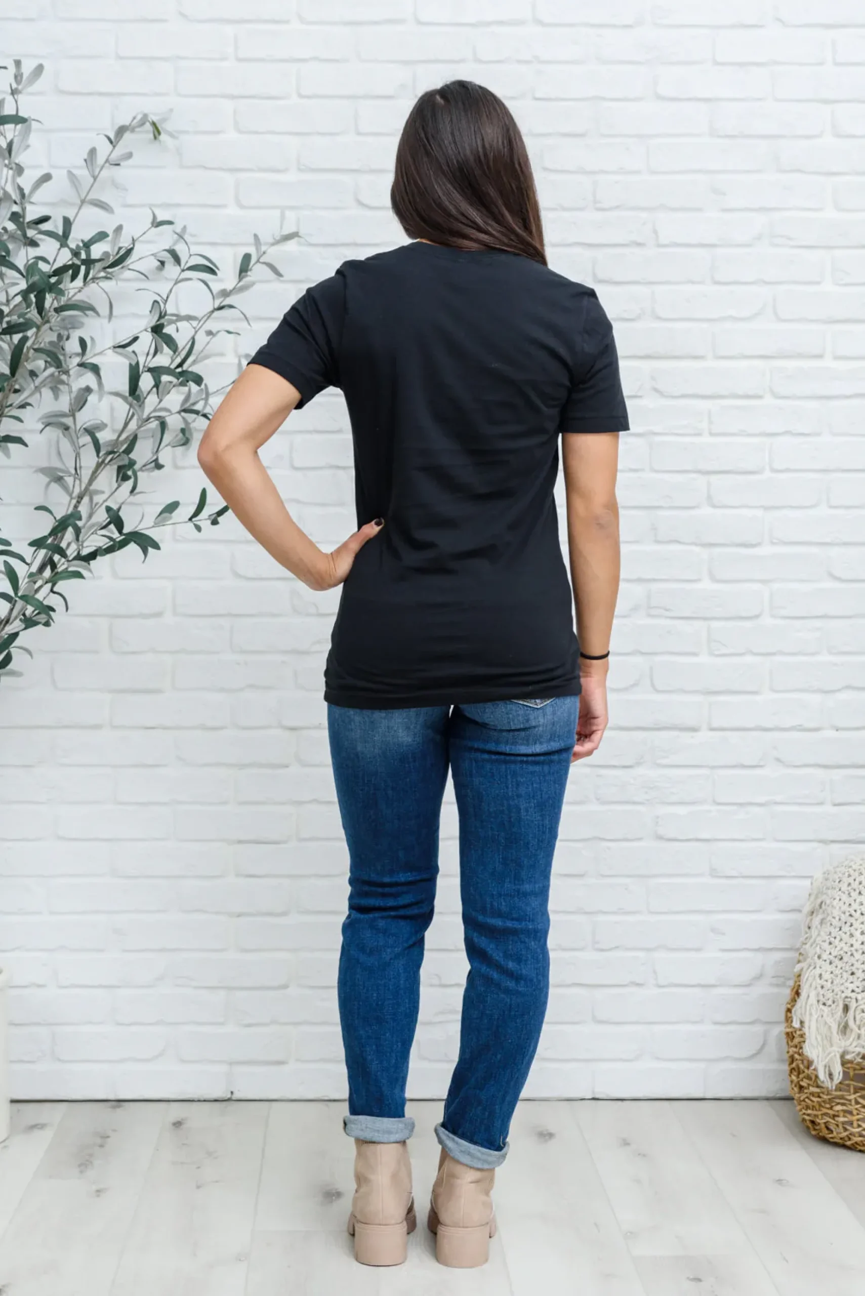 Grateful Heart Graphic T-Shirt In Black (Ships in 1-2 Weeks)