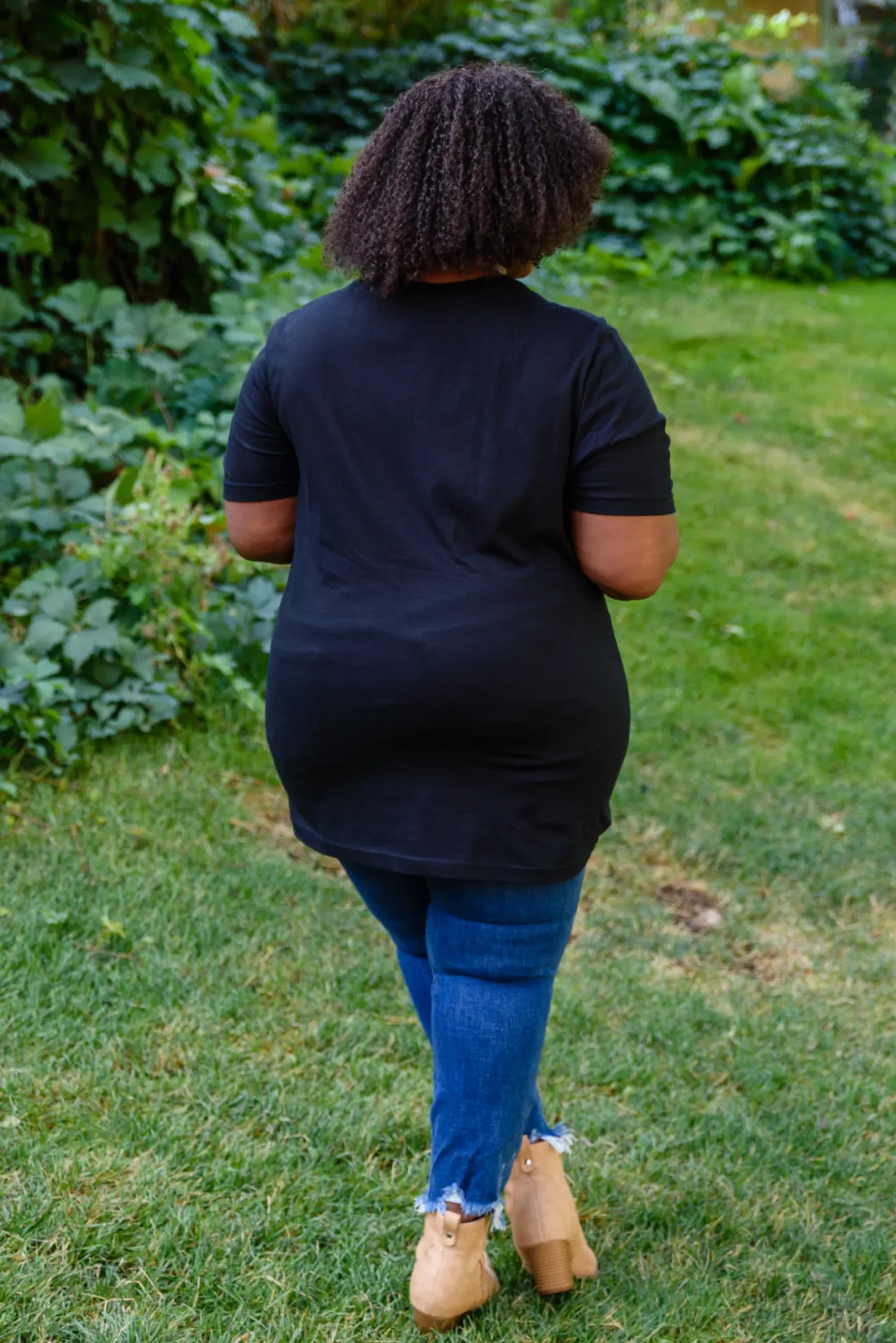 Grateful Heart Graphic T-Shirt In Black (Ships in 1-2 Weeks)