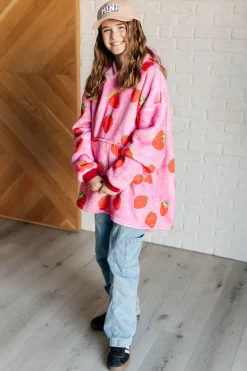 Kids Oversized Hoodie Blanket in Strawberry