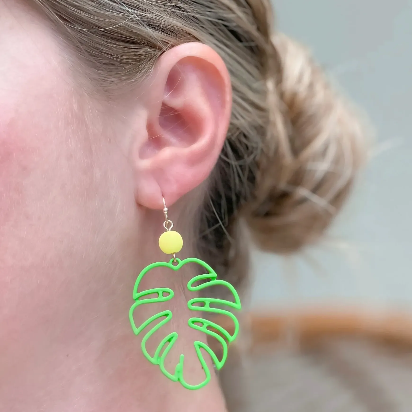 Monstera Color-Coated Outline Dangle Earrings - Green