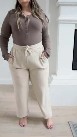 Wide Legged & Cozy Sweatpants in Sand